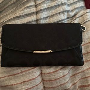 Very nice new with out tag coach wallet/clutch.